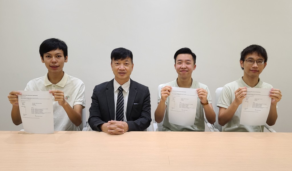 優才（楊殷有娣）書院今年首誕三名IB狀元，（左起）許百齊、譚國偉校長、李博謙和梁振鋒。