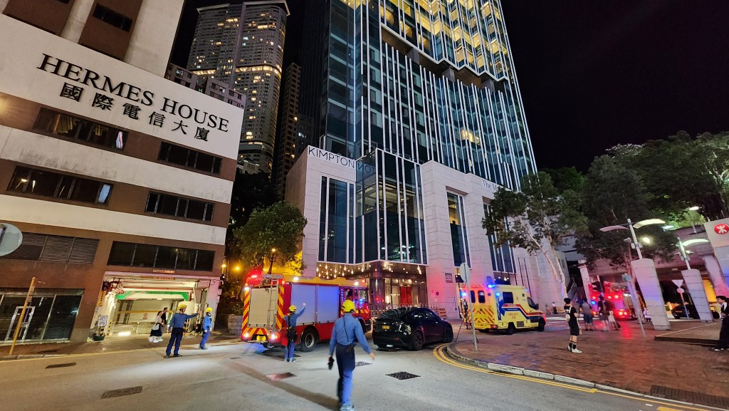現場為尖沙咀中間道11號一座逾40層高的酒店。 現場為尖沙咀中間道11號一座逾40層高的酒店。