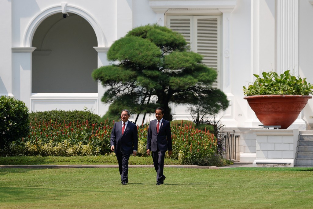 李强与印尼总统佐科维多多在雅加达会谈。路透社