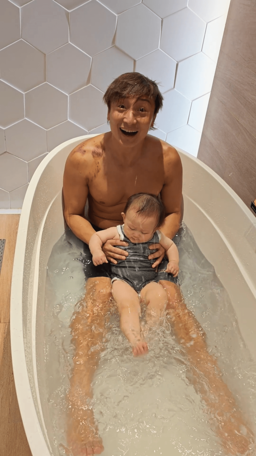 方力申係游泳健將，身為女兒的Isla踢水工夫都好叻㗎！