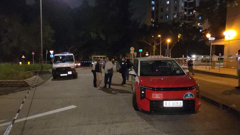 3名南亞裔男子衝上的士,搶走男乘客數萬元現金。黎志偉攝 3名南亞裔男子衝上的士,搶走男乘客數萬元現金。黎志偉攝