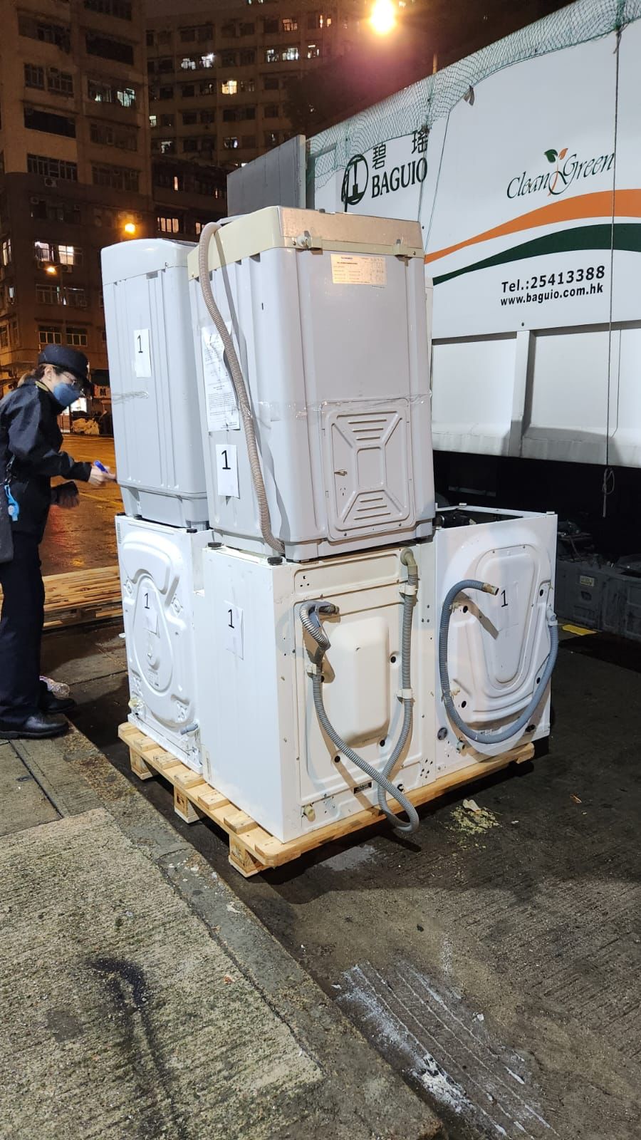 食環署檢走共約5.2公噸的物品，包括10部洗衣機。警方圖片
