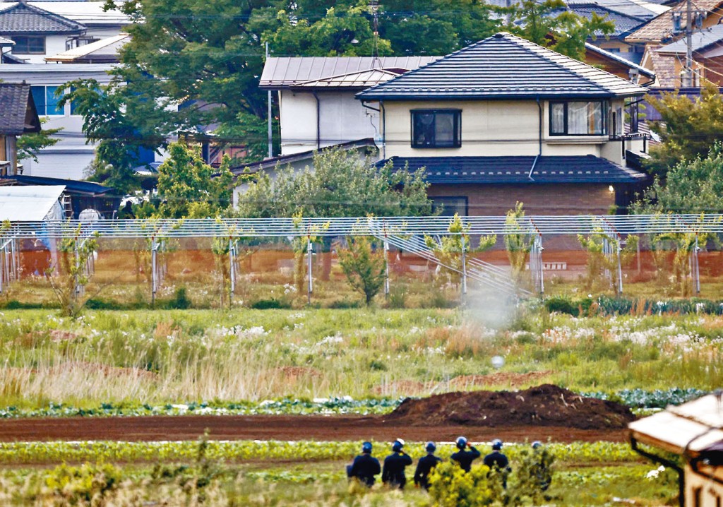 警員周五在疑兇青木政憲藏匿的住所外駐守。