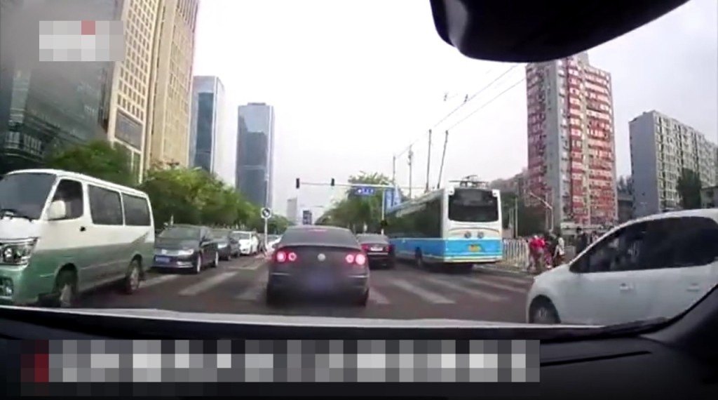 北京一名男司機急煞逼車爬頭。 影片截圖