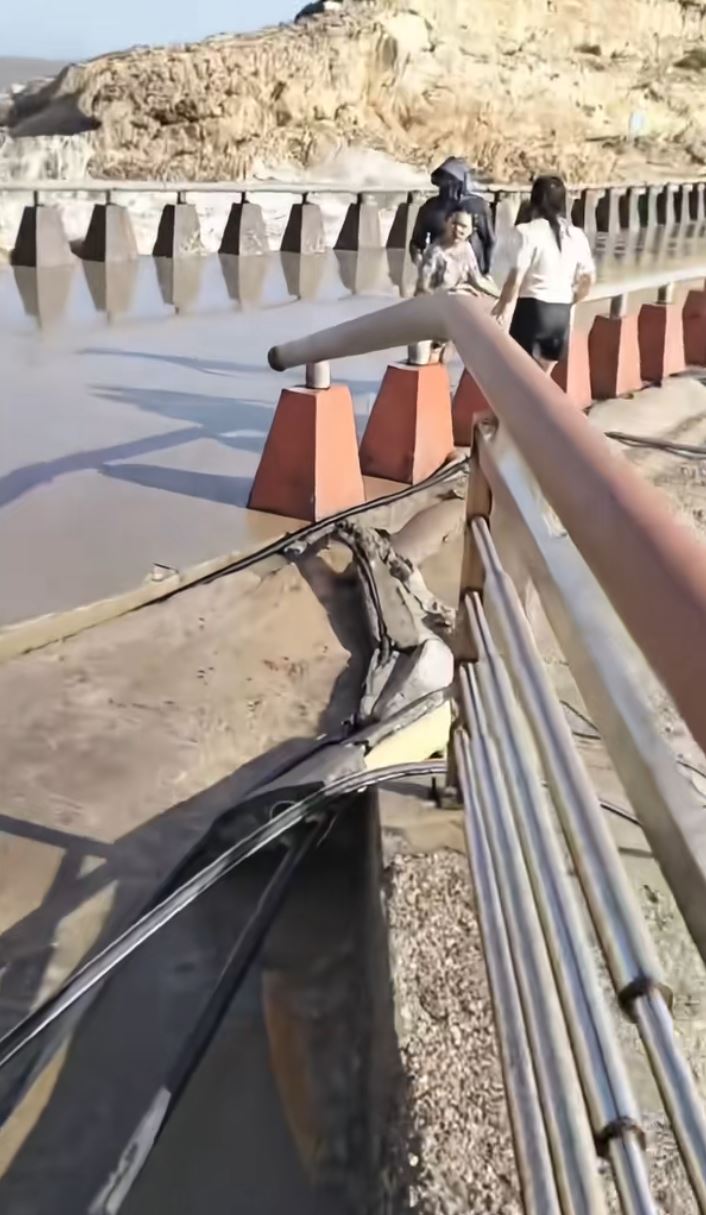浙江有一家四口無視颱風白海豚逼近到海邊觀浪，結果有約9歲男童被捲走。