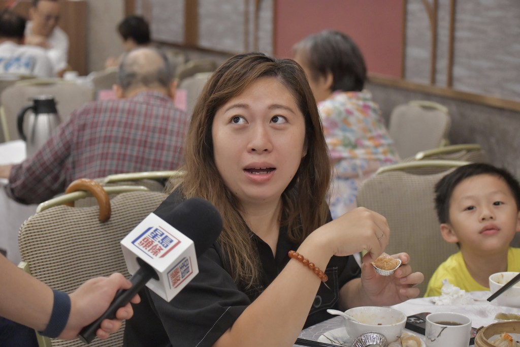 食客洪太認為，蘇拉風力沒有想像中強，認為上一次泰利吹襲香港時更強。禇樂琪攝