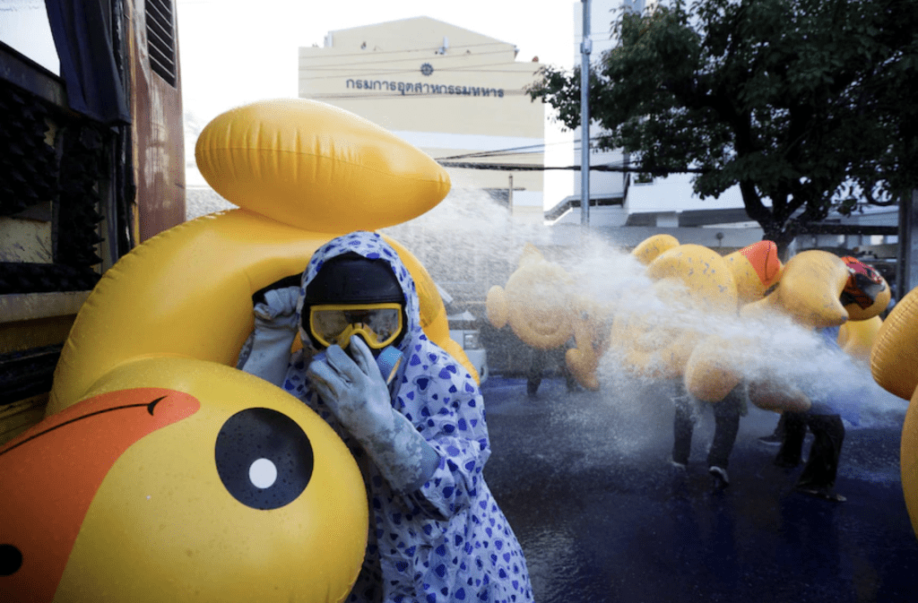 2020至2022年泰国爆发反政府示威潮，示威者用巨型吹气黄鸭抵挡水炮。 美联社