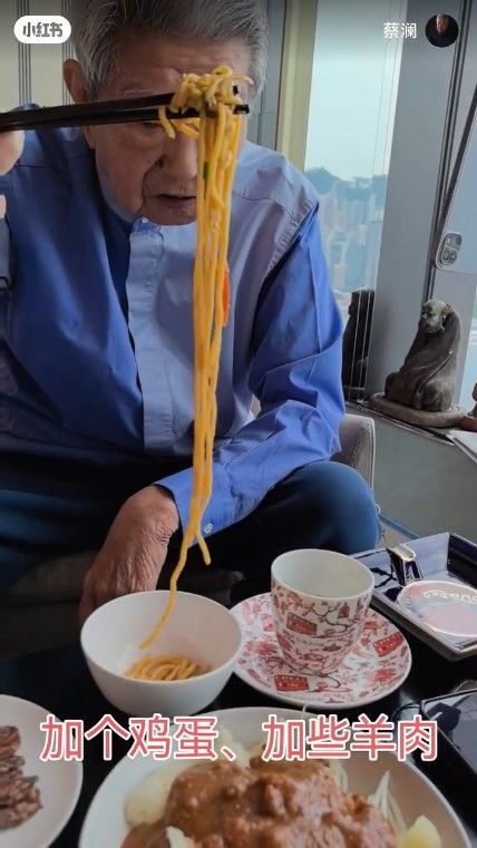網民都驚嘆82歲蔡瀾手好定。