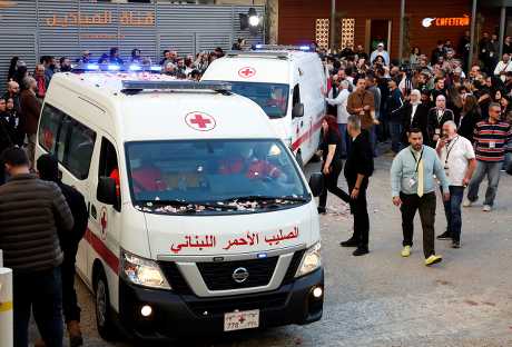 載有黎巴嫩馬雅丁電視台兩名記者遺體的救護車駛出該台大樓外。路透社