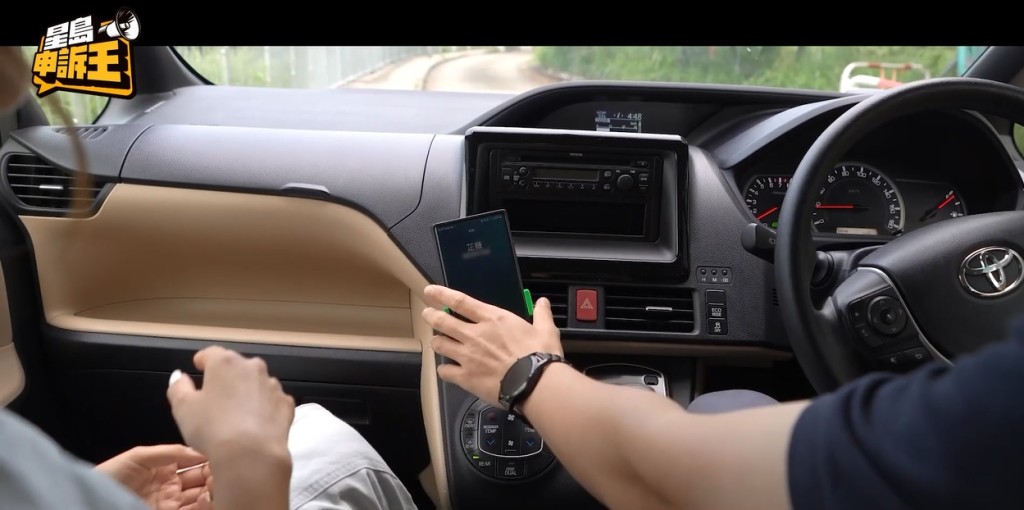 一般「搵食车」司机的不良驾驶行为，包括驾驶期间讲电话或与乘客聊天。(模拟图片。来源：交通总部宣传片)