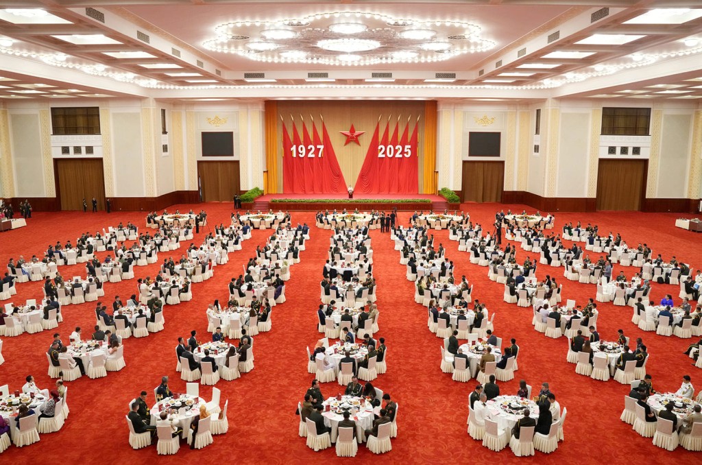 國防部在北京舉辦招待會,慶祝解放軍建軍98周年。中國國防部 國防部在北京舉辦招待會,慶祝解放軍建軍98周年。中國國防部