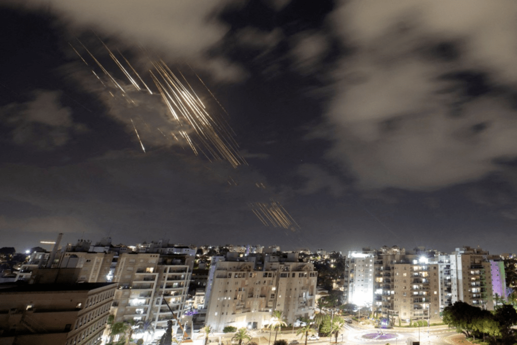 10 月 1 日,伊朗向以色列發射了約200枚彈道導彈攻擊。 10 月 1 日,伊朗向以色列發射了約200枚彈道導彈攻擊。