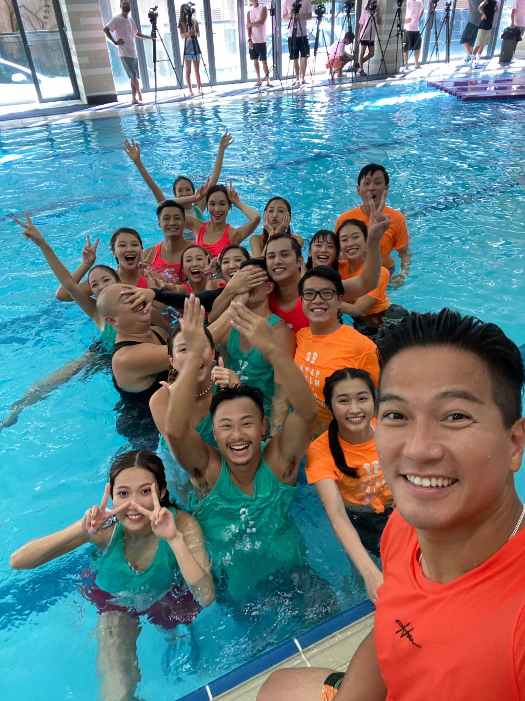 學校內的泳池也是拍攝場地,主持區永權負責影Selfie留念。
