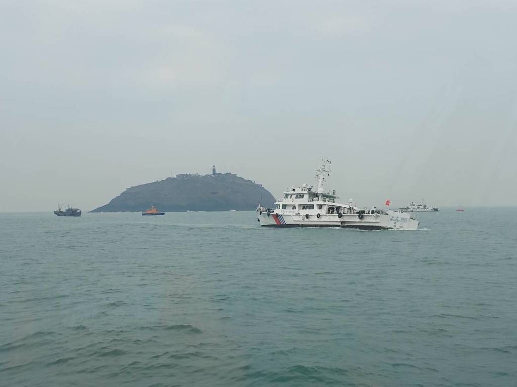 大陆渔船金门海域翻覆6人落海，两岸联合海空搜救。台湾海巡署提供