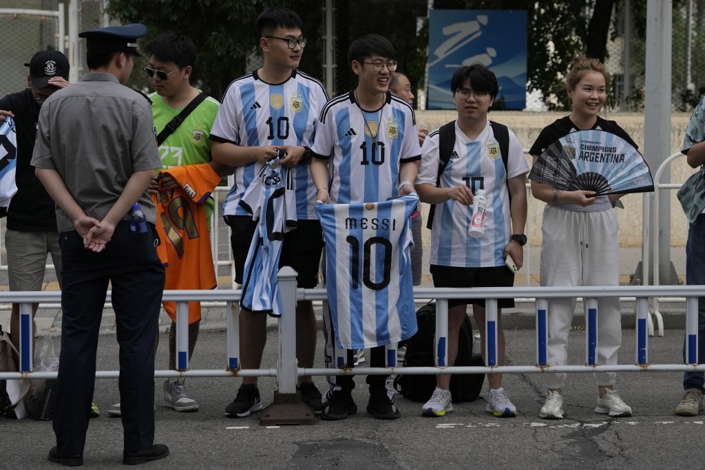 中国球迷在北京等待一睹足球巨星美斯的风采。AP