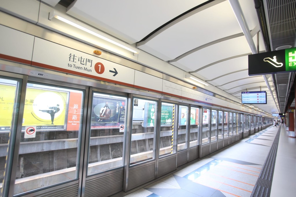 一列向屯門方向的西鐵列車制動系統冒煙。梁國峰攝