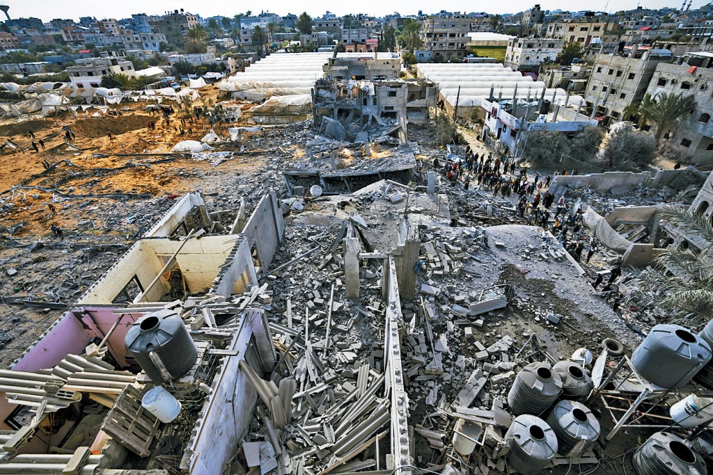 加沙南部拉法市数栋房屋周一凌晨遭以军炸毁，据称2名以色列人质被扣押在此处。　