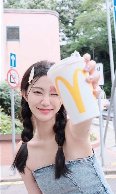 女网红试过在麦当劳道示范食麦当劳快餐。(影片截图)