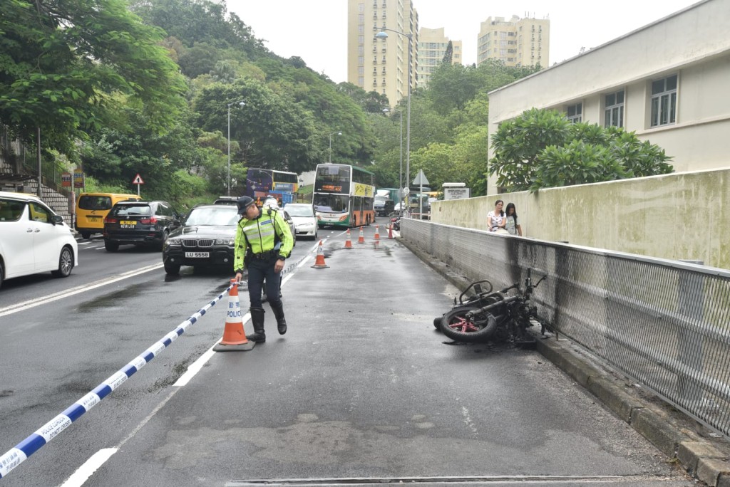 警方封鎖現場調查。楊偉亨攝