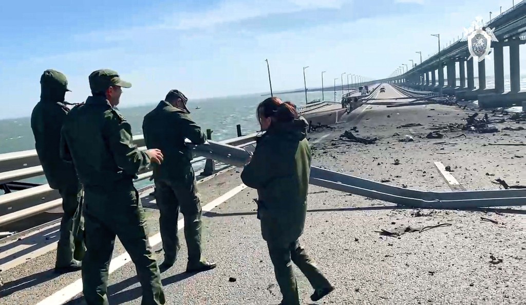 俄罗斯调查人员周日在克里米亚大桥爆炸现场调查。AP