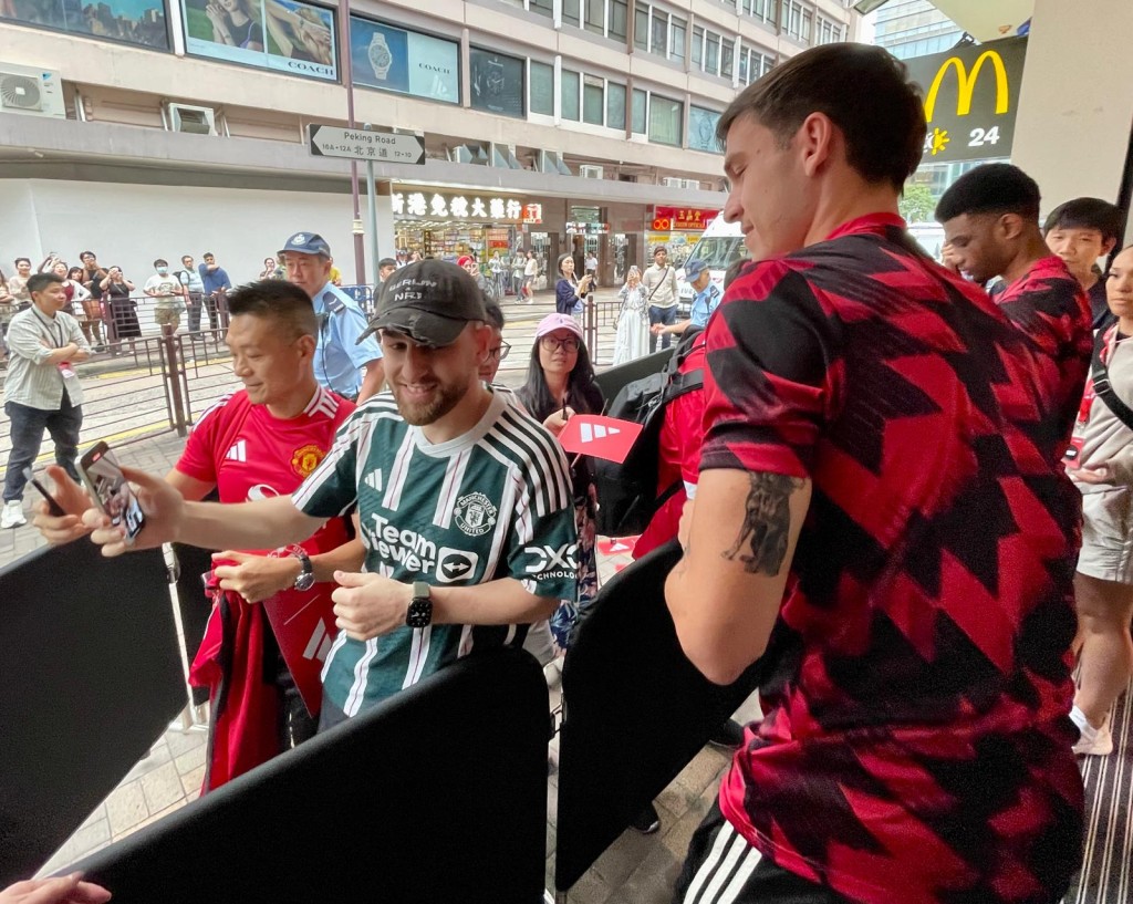 烏加迪和迪亞路為香港球迷簽名。徐嘉華攝