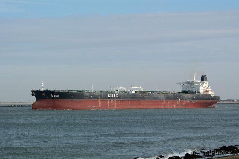 杜拜港科威特油轮「萨尔米号」遭伊朗袭击起火，原定开往中国青岛。vesselfinder网站
