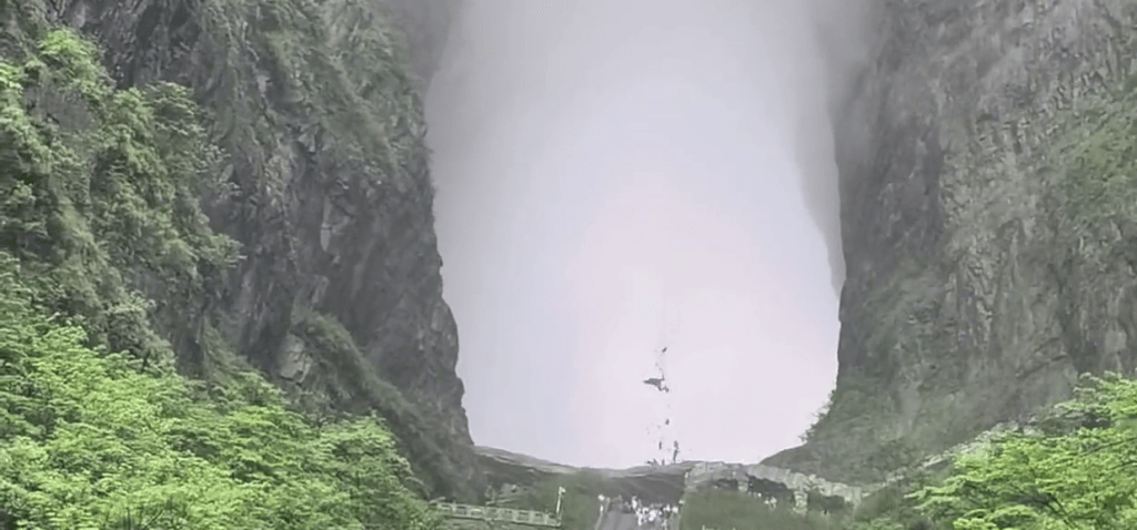 張家界知名景區天門山天門洞,有網民意外拍下岩石脫落的情景。 抖音 張家界知名景區天門山天門洞,有網民意外拍下岩石脫落的情景。 抖音