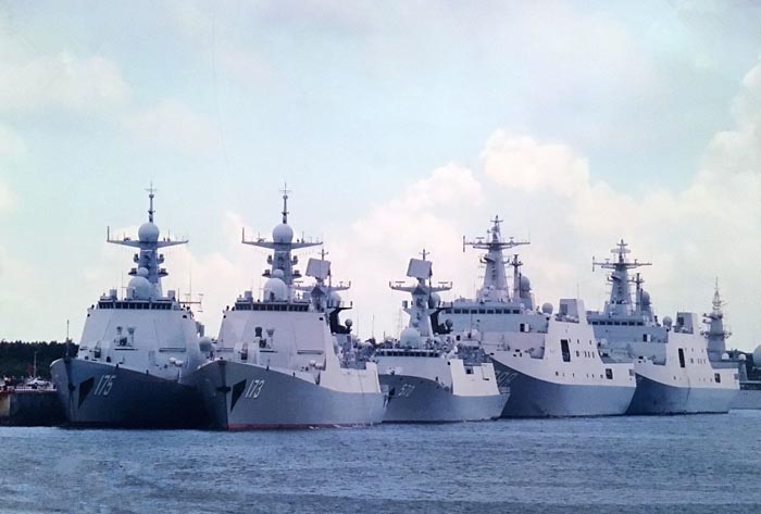 南海舰队集结的新型驱逐舰。