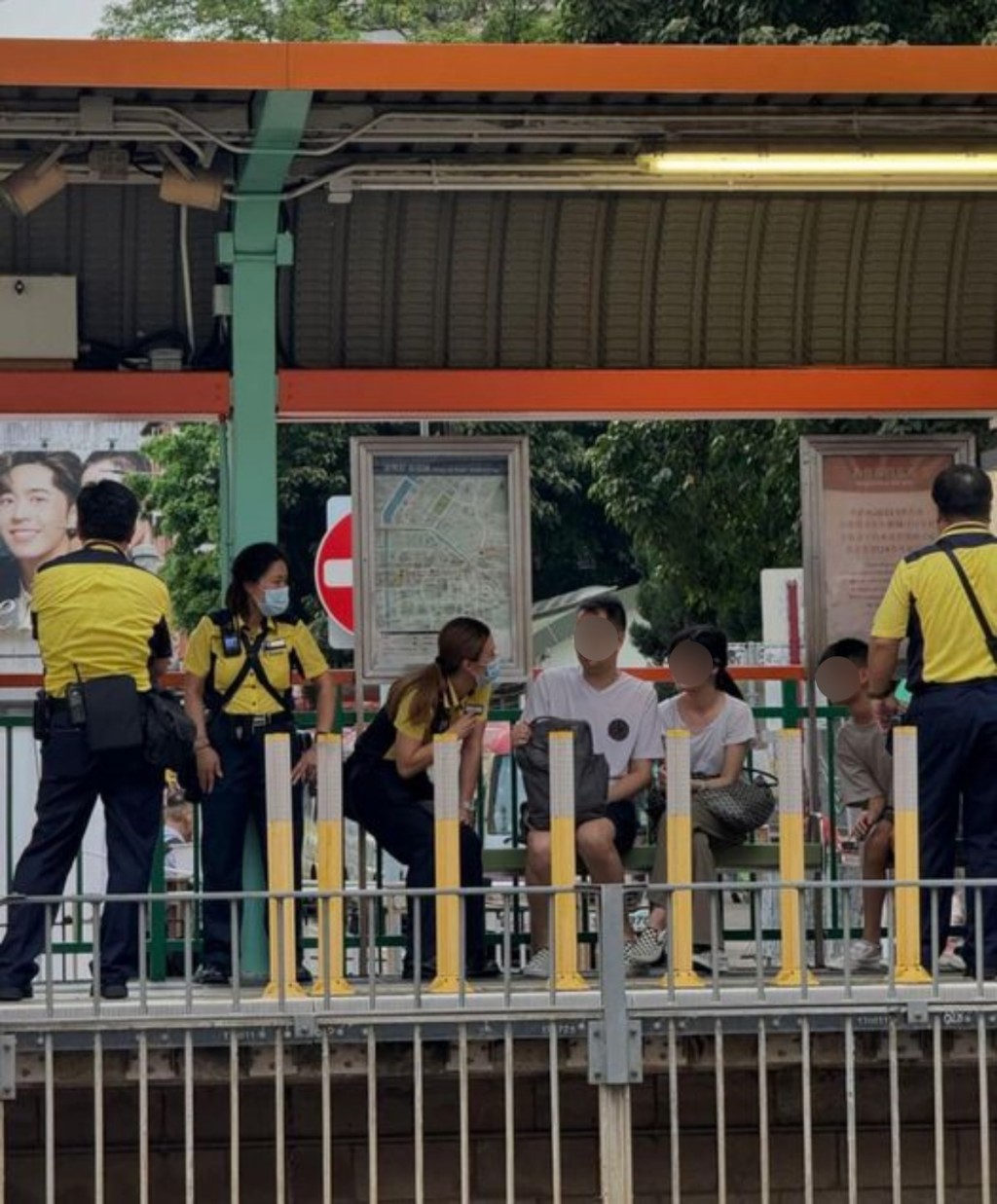 网上流传图片指8月时有一家三口坐轻铁无拍卡，被职员当场捉到。网图