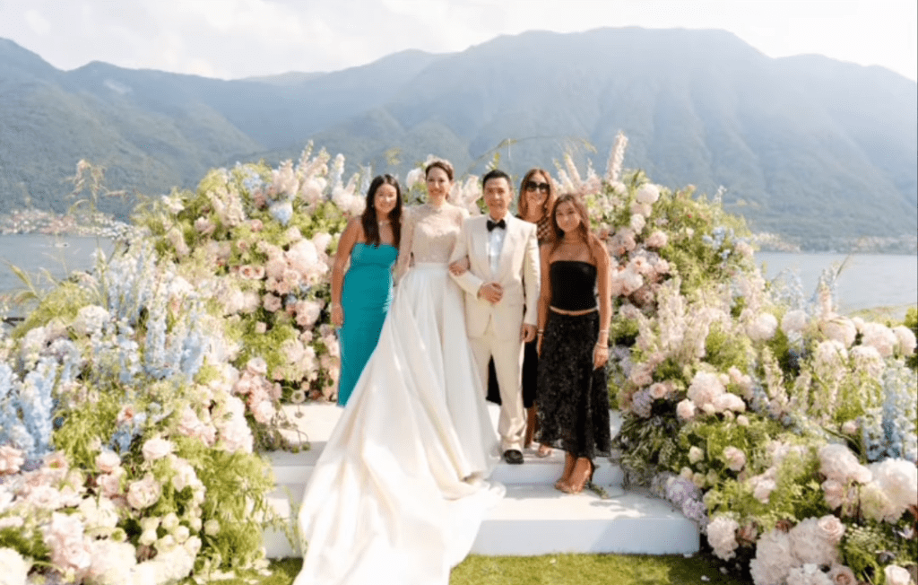 雷林静怡与两名女儿又出席甄子丹夫妇婚礼。