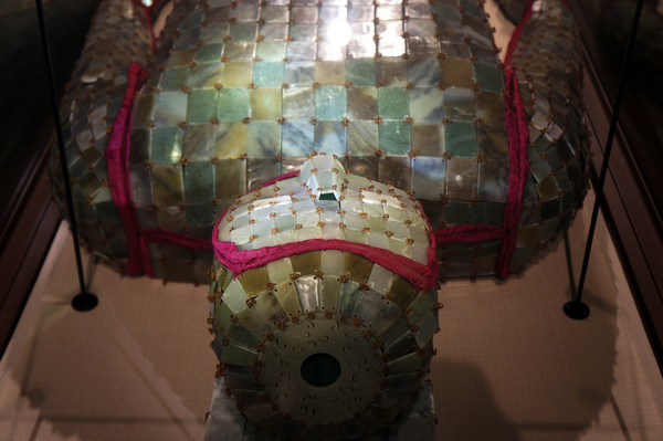 玉衣造工精細。