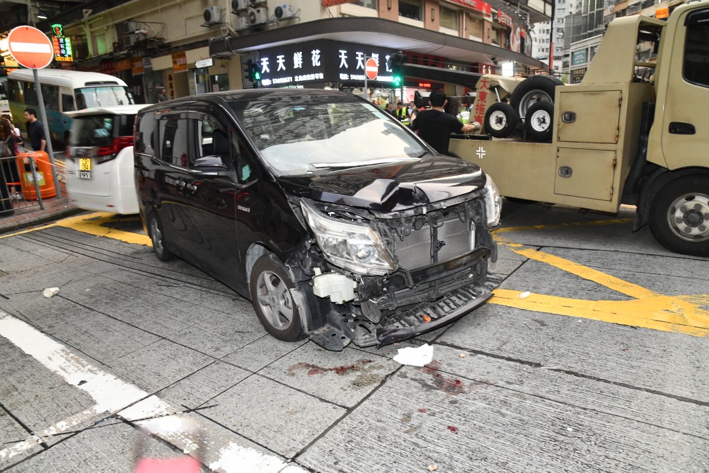 七人車車頭嚴重受損。徐裕民攝