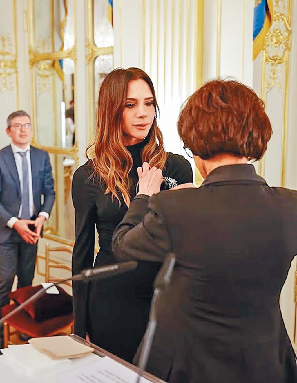 法國文化部長Rachida Dati親手將藝術與文學騎士勳章頒授給碧咸嫂Victoria。