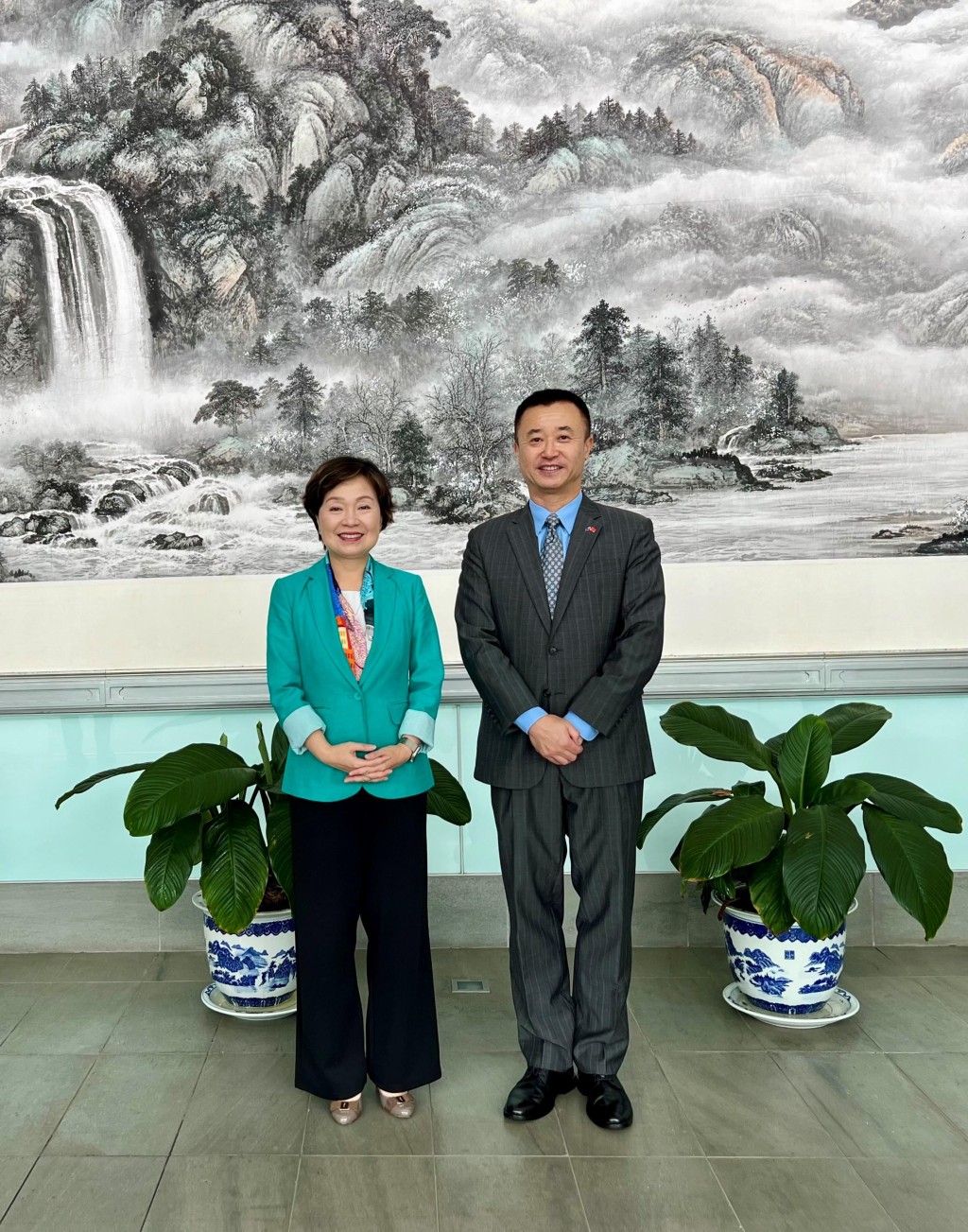 蔡若莲（左）3月4日（悉尼时间）在澳洲悉尼礼节性拜会中国驻悉尼代总领事王春生（右）。