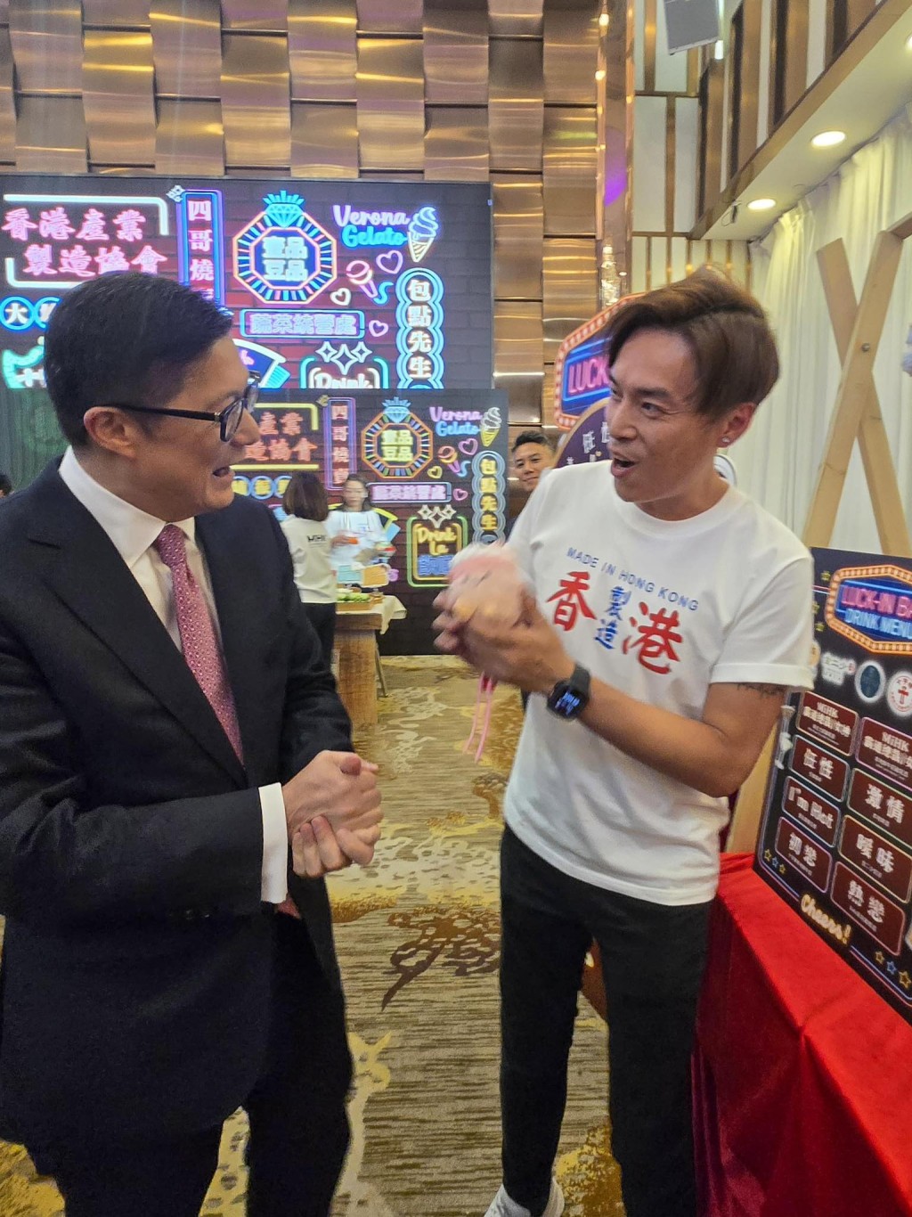 保安局局长邓炳强(左)。邓炳强FB图片 保安局局长邓炳强(左)。邓炳强FB图片