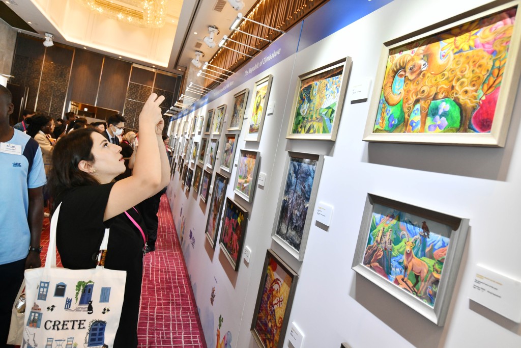 頒獎典禮會場展出 80 幅兒童組和青少年組的得獎原創作品,呈現各國的國寶動物。 頒獎典禮會場展出 80 幅兒童組和青少年組的得獎原創作品,呈現各國的國寶動物。