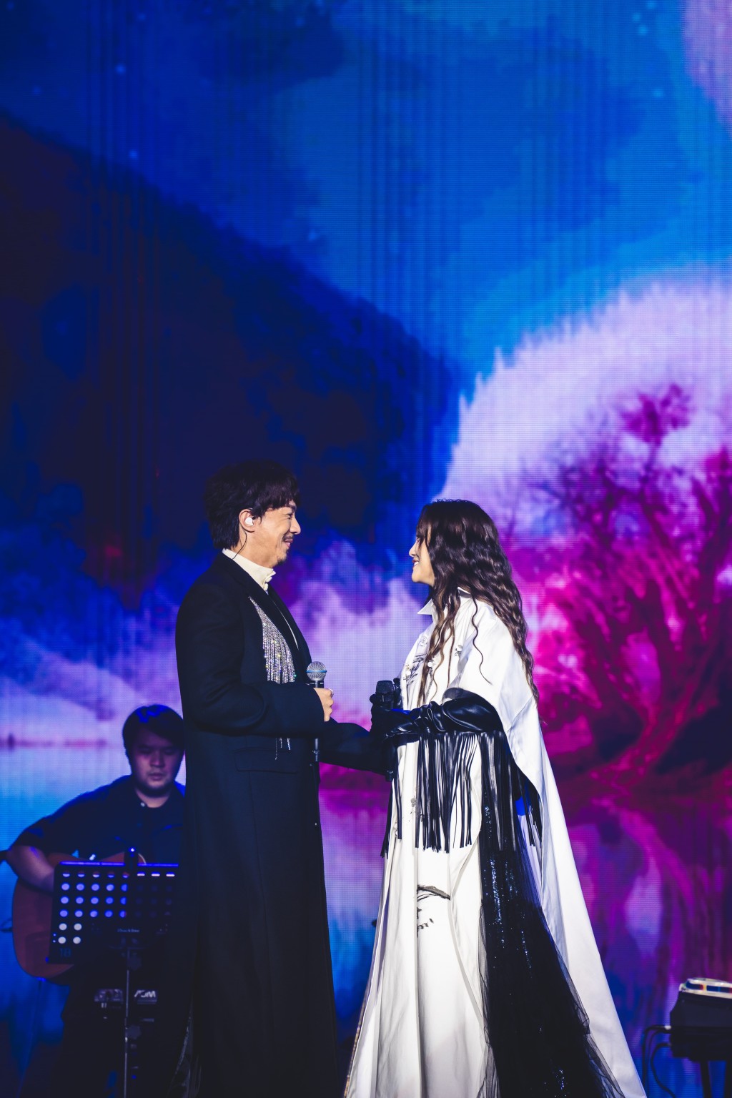 張繼聰與Kay合唱。 張繼聰與Kay合唱。