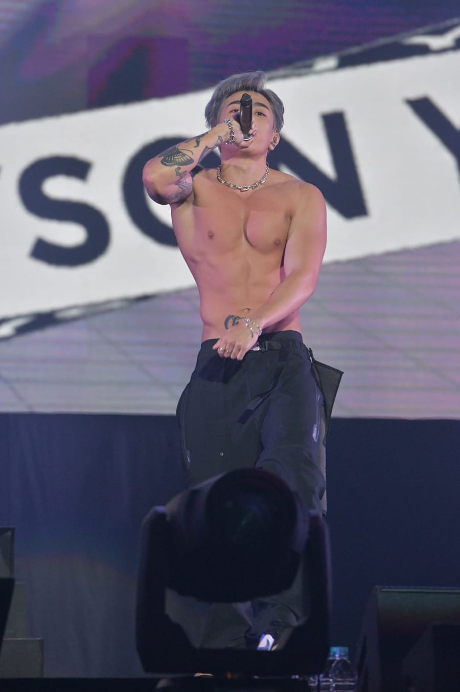 姜濤指Tyson Yoshi嘅胸肌有如兩個Stanley(邱士縉)咁厚。