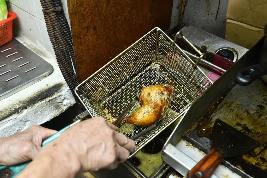 快餐店的競爭力從來不是花巧，而是「即炒即食」。