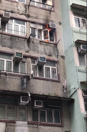 深水埗福榮街有唐樓單位起火。fb「香港突發事故報料區」圖片