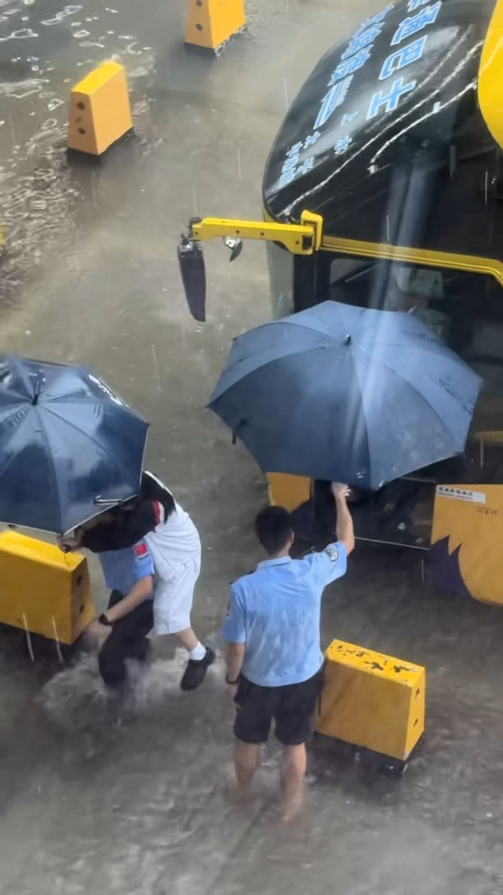 2名邊檢人員輪流背起跨境女學生落車到入境大廳過關回家。小紅書片段 2名邊檢人員輪流背起跨境女學生落車到入境大廳過關回家。小紅書片段