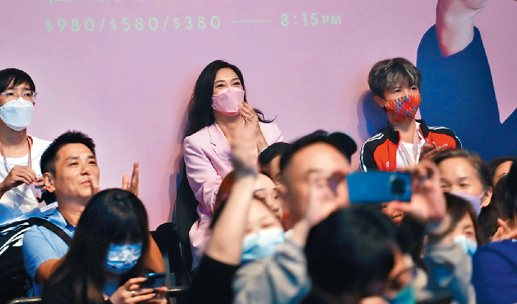 ■盧淑儀及兩個兒子在台下為克勤打氣。