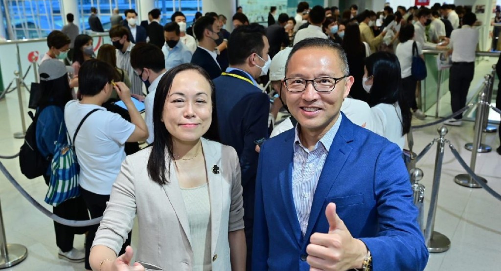 長實營業部助理首席經理楊桂玲（左）、長實首席營業經理郭子威（右）亦有到場。
