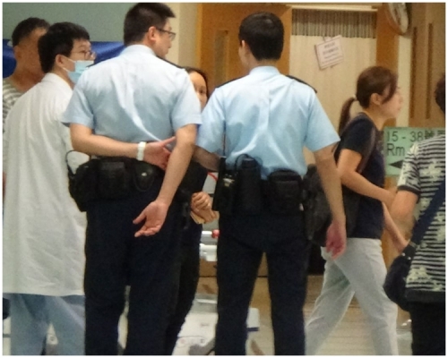 救護員到場將事主送院搶救。