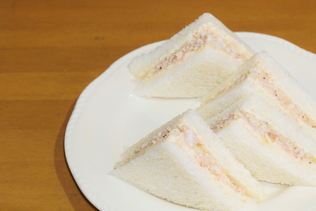 家長可以自製吞拿魚三文治（使用水浸吞拿魚和少量低脂蛋黃醬），配搭車厘茄作纖維補充。（圖片來源：PhotoAC）