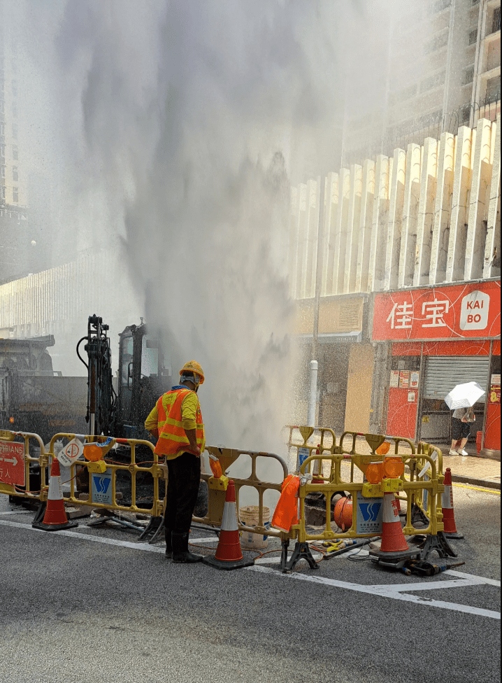 水柱激射至逾10米高。Threads