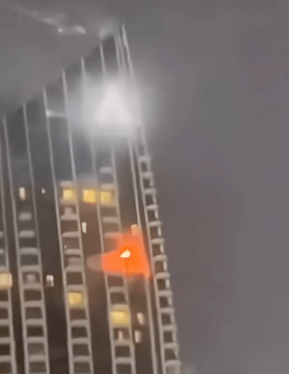 從網上流傳及經外媒核實的片段可見，大樓高層位置出現一個明顯大洞，內部冒出熊熊火光。 Youtube@AlJazeera