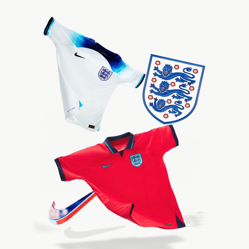 ４）英格兰 / 作客球衣： 英格兰向来是本地球迷宠儿，今届作客球衣以标志性的红色为基调，最大特点是重新设计的海军蓝及浅蓝衣领，打开时会露出英格兰标志性的三狮字样图案，细节尽见玩味。Nike图片