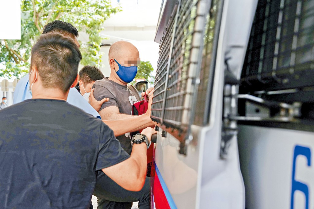 美籍男子涉嫌藏有利刀進入法院被捕。