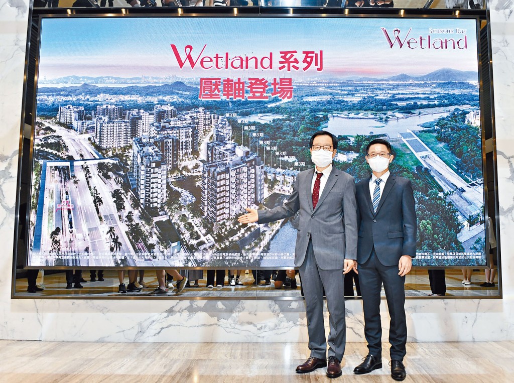 新地雷霆（左）指，天水圍Wetland Seasons Bay 3期料下月中銷售。旁為胡致遠。